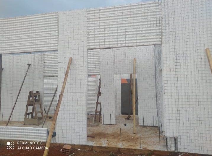 Painel EPS — vista lateral com andaimes