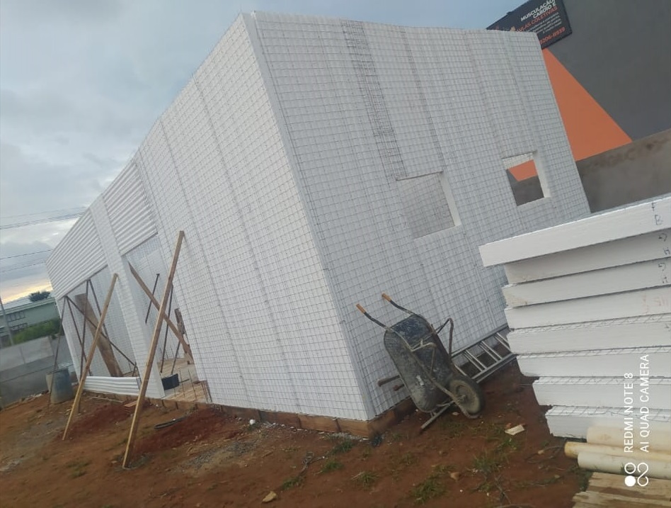 Construção EPS — estrutura com pilhas de painéis