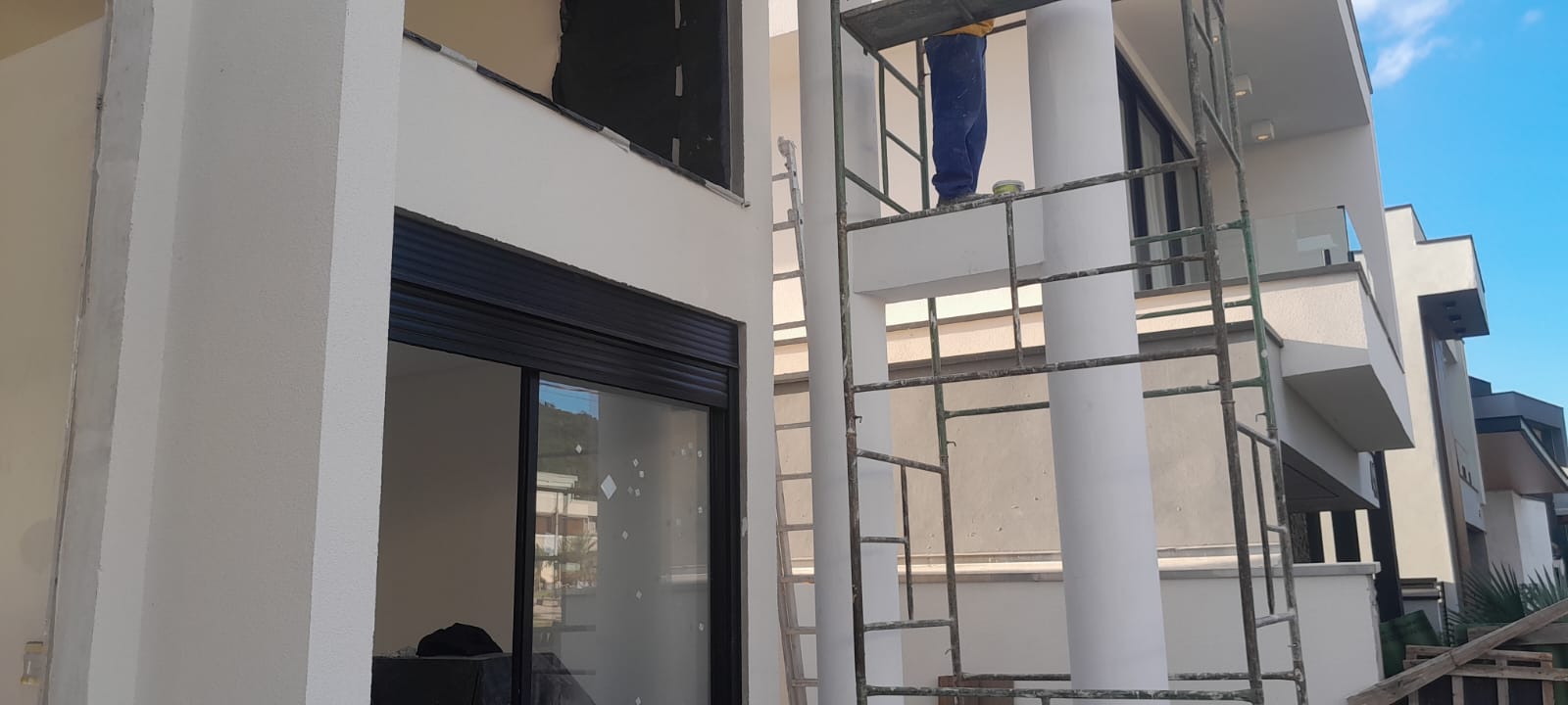Sobrado moderno — pintura e acabamento externo