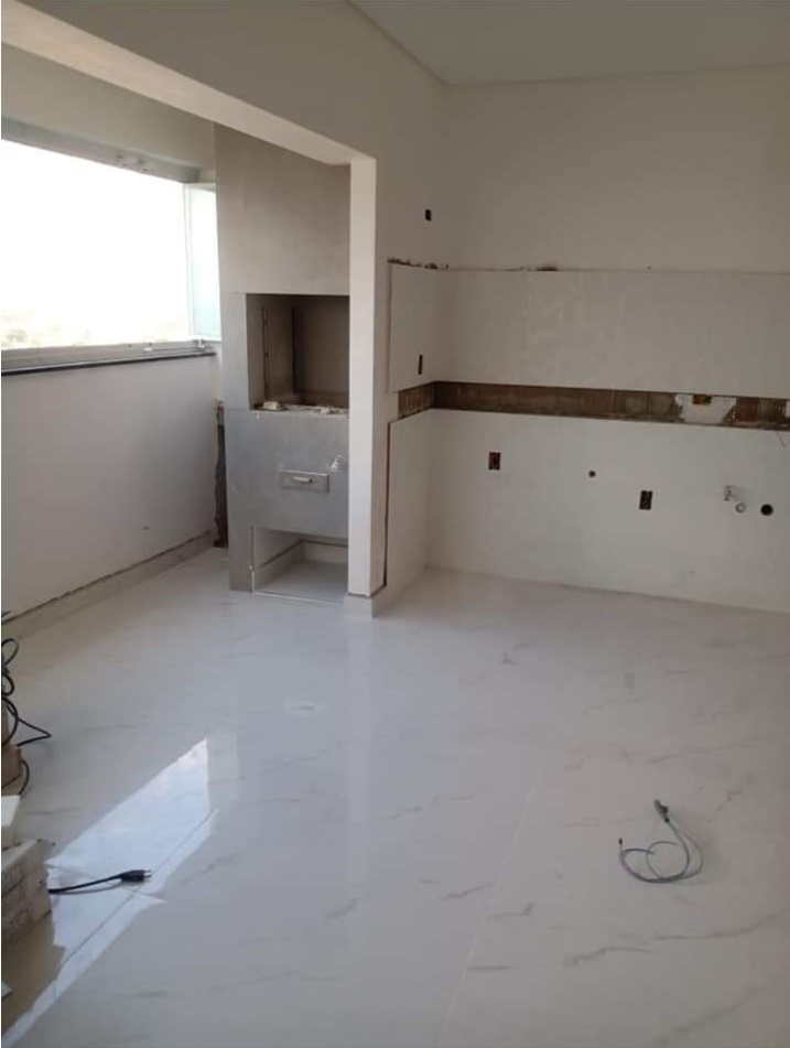 Porcelanato branco — sala em andamento